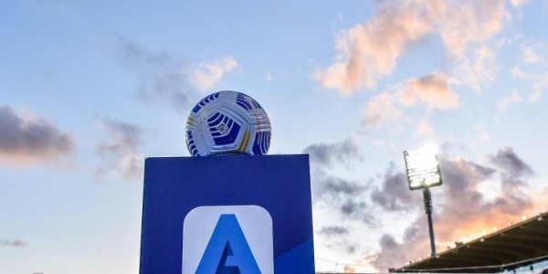 意甲有多穷？转播收入第一不如英超垫底，曼城球衣收入是三强总和