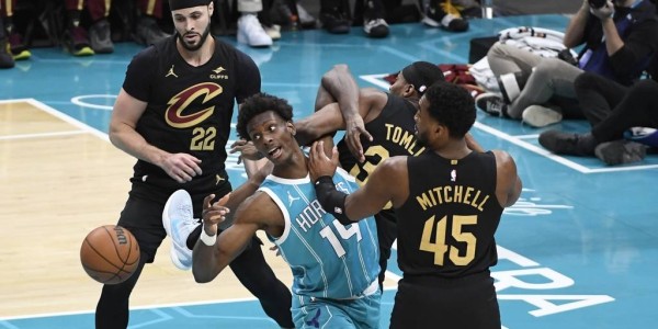 米切尔24分莫布利14+14 骑士胜黄蜂