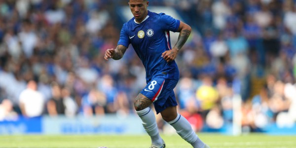 手机不离手？切尔西新星加纳乔观战失礼引热议，名宿怒批：专注是职业底线