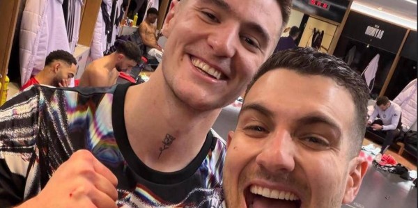 曼联全队起立鼓掌致敬谢什科！绝杀后举动揭示爆发原因，天道酬勤